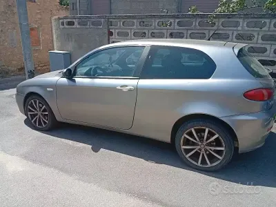 Usata Alfa Romeo 147 120 CV (88 kW) 2005 Grigio Utilitaria