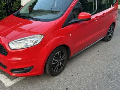 Usata Ford Courier 75 CV (55 kW) 2017 Rosso Monovolume