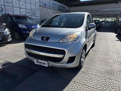 Usata Peugeot 107 Allure 68 CV (50 kW) 2011 Argento Utilitaria