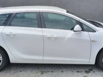 Usata Opel Astra Cosmo 110 CV (80 kW) 2011 Beige Station wagon