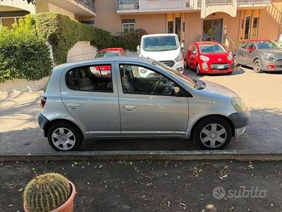 Usata Toyota Yaris 75 CV (55 kW) 2002 Grigio Berlina