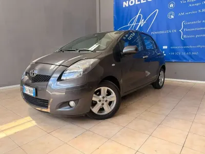Usata Toyota Yaris Sol 69 CV (50 kW) 2011 Argento Utilitaria