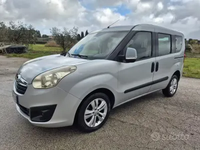 Usata Opel Combo 90 CV (66 kW) 2012 Grigio Monovolume