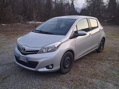 Usata Toyota Yaris 69 CV (50 kW) 2013 Grigio Utilitaria