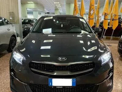 Usado Kia XCeed Style 136 CV (100 kW) 2021 Gris SUV