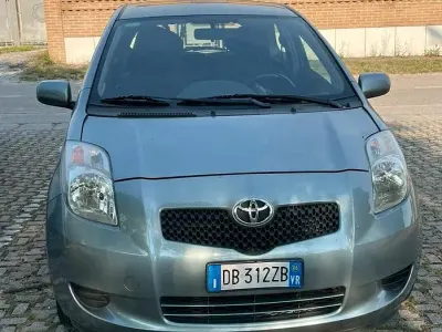 Usata Toyota Yaris Sol 90 CV (66 kW) 2006 Grigio Berlina