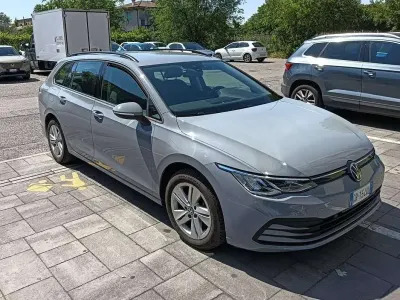 Usata VW Golf VIII Life 116 CV (85 kW) 2024 Grigio Station wagon