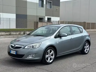 Käytetty Opel Astra Cosmo 116 HP (85 kW) 2011 Harmaa Sedan
