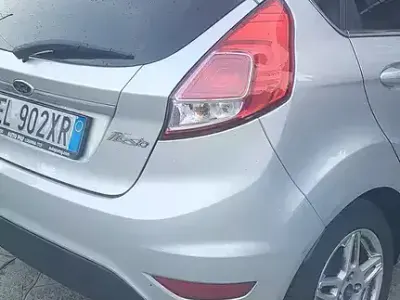 Usata Ford Fiesta 80 CV (58 kW) 2013 Grigio Berlina