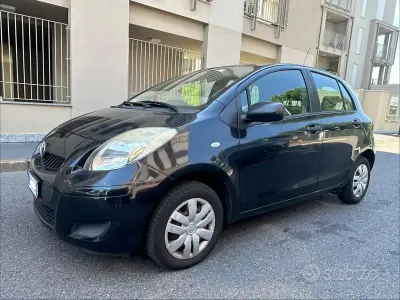 Usata Toyota Yaris 69 CV (50 kW) 2010 Nero Utilitaria