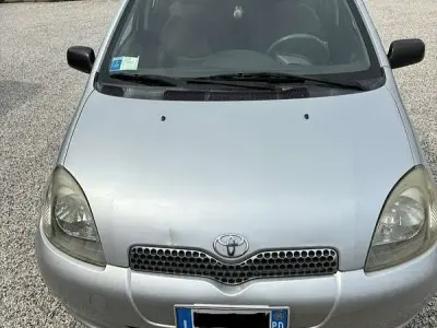 Usata Toyota Yaris Sol 68 CV (50 kW) 2000 Grigio Berlina