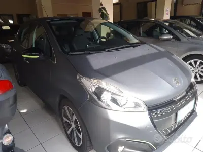 Usata Peugeot 208 Access 82 CV (60 kW) 2015 Grigio Utilitaria