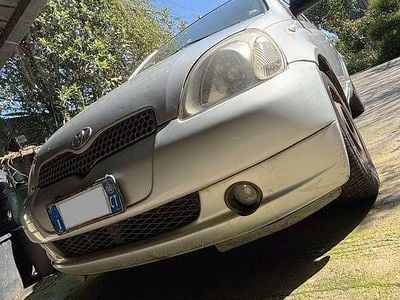 Begagnad Toyota Yaris Luna 86 HK (63 kW) 2000 Silver Sedan