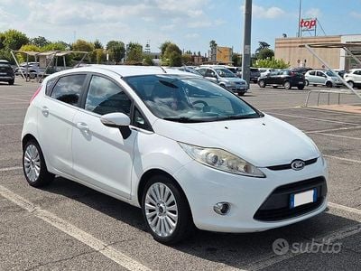 Usata Ford Fiesta Titanium 68 CV (50 kW) 2009 Bianco Utilitaria