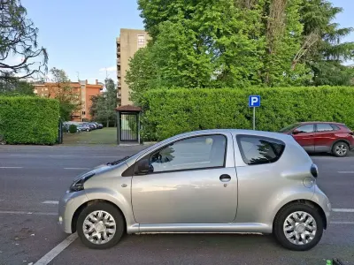 Brugt Toyota Aygo Connect Style 68 HK (50 kW) 2012 Sølv Hatchback