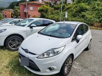 Usata Ford Fiesta Titanium 97 CV (71 kW) 2010 Bianco Berlina