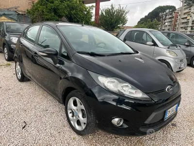 Usata Ford Fiesta Titanium 95 CV (69 kW) 2012 Bluazzurro Berlina