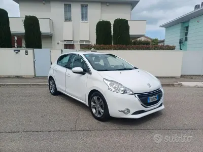Usata Peugeot 208 Allure 82 CV (60 kW) 2014 Bianco Utilitaria