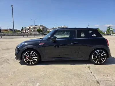 Begagnad Mini John Cooper Works 231 HK (169 kW) 2023 Svart Halvkombi