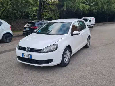 Usado VW Golf VII 105 CV (77 kW) 2012 Blanco Berlina