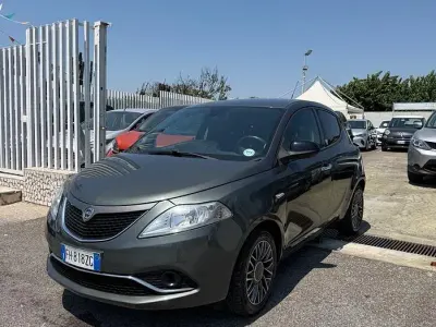 Usata Lancia Ypsilon Silver 69 CV (50 kW) 2017 Grigio Utilitaria