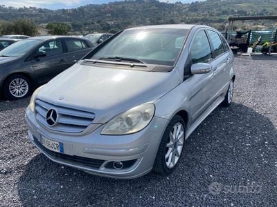 Usata Mercedes B200 140 CV (102 kW) 2007 Argento Monovolume
