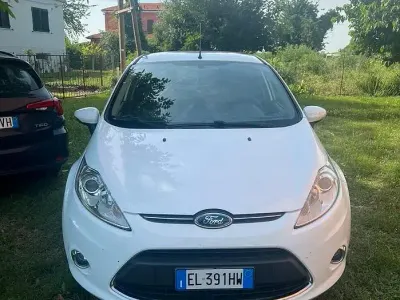 Usata Ford Fiesta Titanium 70 CV (51 kW) 2012 Bianco Berlina