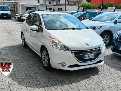 Usata Peugeot 208 Active 68 CV (50 kW) 2015 Bianco Utilitaria