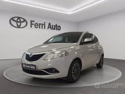 Usata Lancia Ypsilon 69 CV (50 kW) 2016 Grigio Utilitaria
