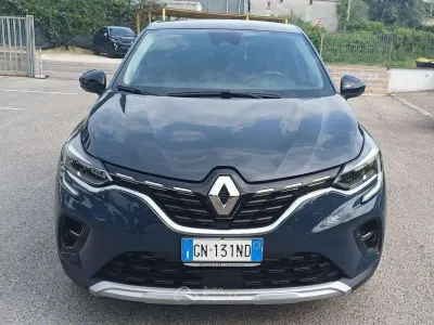 Usata Renault Captur Intens 140 CV (102 kW) 2023 Blu marine SUV