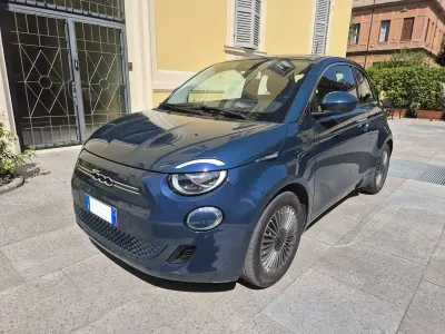 Usata Fiat 500e 42 kW (58 CV) 2021 Blu/azzurro Utilitaria