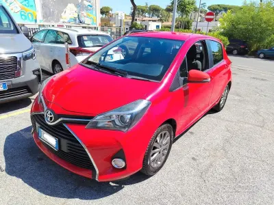 Usata Toyota Yaris Lounge 69 CV (50 kW) 2017 Rosso Berlina