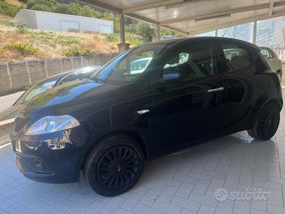 Usata Lancia Ypsilon Platinum 69 CV (50 kW) 2019 Blu Utilitaria