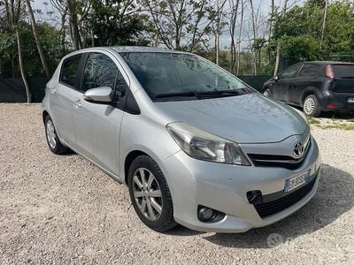 Usata Toyota Yaris Lounge 90 CV (66 kW) 2014 Grigio Utilitaria