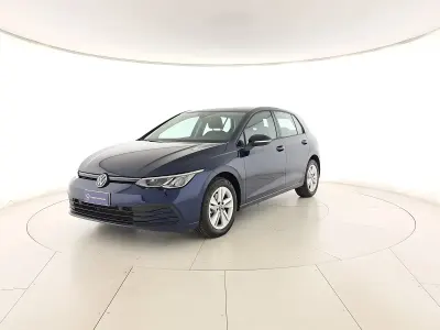 Usata VW Golf VIII Life 110 CV (80 kW) 2023 Atlantic blue metallizzato Berlina
