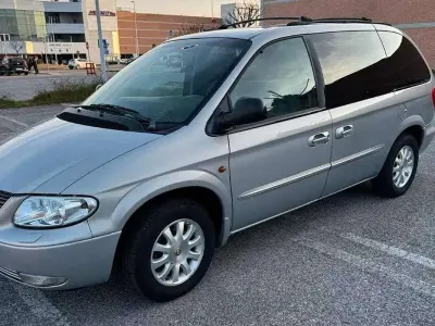 Usata Chrysler Voyager 141 CV (103 kW) 2001 Argento Monovolume