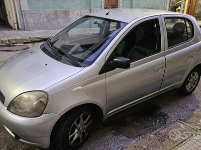 Usata Toyota Yaris Luna 86 CV (63 kW) 2001 Grigio Berlina
