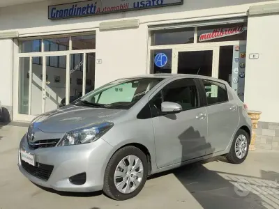 Usata Toyota Yaris Lounge 90 CV (66 kW) 2013 Grigio Utilitaria