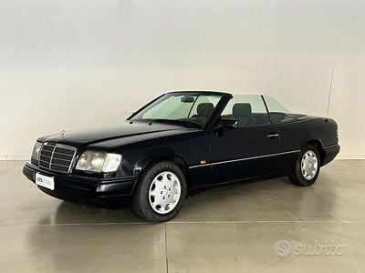 Usata Mercedes E200 136 CV (100 kW) 1995 Blu Cabrio