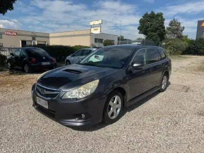 Usata Subaru Legacy Trend 150 CV (110 kW) 2011 Grigio Station wagon