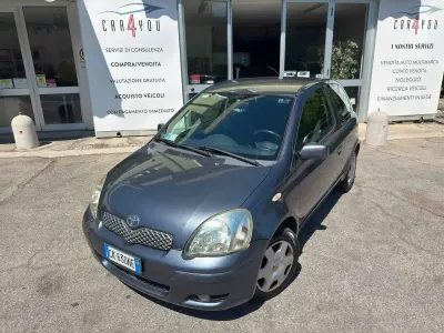 Usata Toyota Yaris 65 CV (47 kW) 2004 Grigio Utilitaria