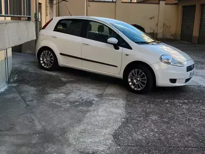Usata Fiat Grande Punto 77 CV (56 kW) 2009 Bianco Utilitaria