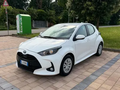 Usata Toyota Yaris Hybrid Active 92 CV (67 kW) 2023 Bianco Berlina