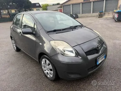 Usata Toyota Yaris Sol 90 CV (66 kW) 2009 Grigio Utilitaria