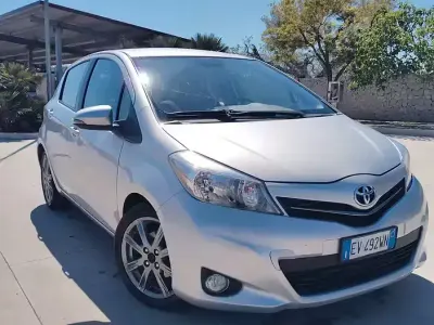 Usata Toyota Yaris 75 CV (55 kW) 2014 Grigio Utilitaria