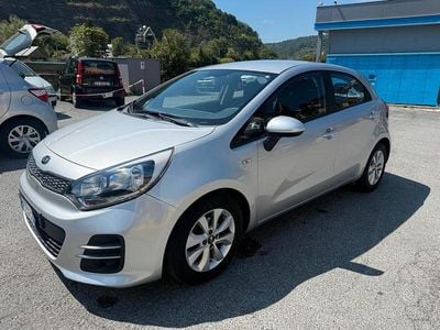 Usado Kia Rio 85 CV (62 kW) 2017 Plateado Berlina