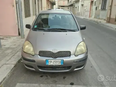 Usata Toyota Yaris 101 CV (74 kW) 2004 Grigio Berlina