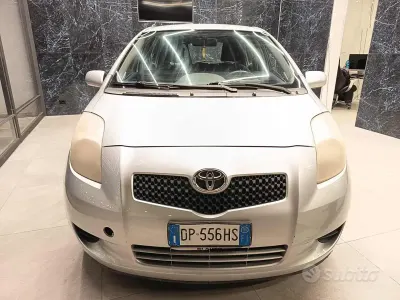 Usata Toyota Yaris 69 CV (50 kW) 2008 Grigio Utilitaria