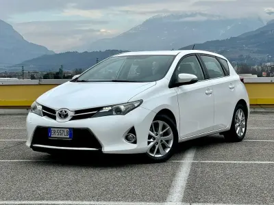 Usata Toyota Auris Lounge 90 CV (66 kW) 2013 Bianco Berlina