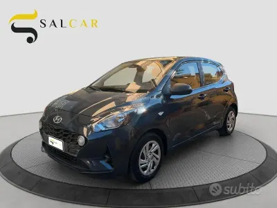 Usado Hyundai i10 Advanced 67 CV (49 kW) 2022 Gris Utilitario